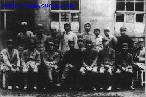 1947年，莫文驊(前右2)