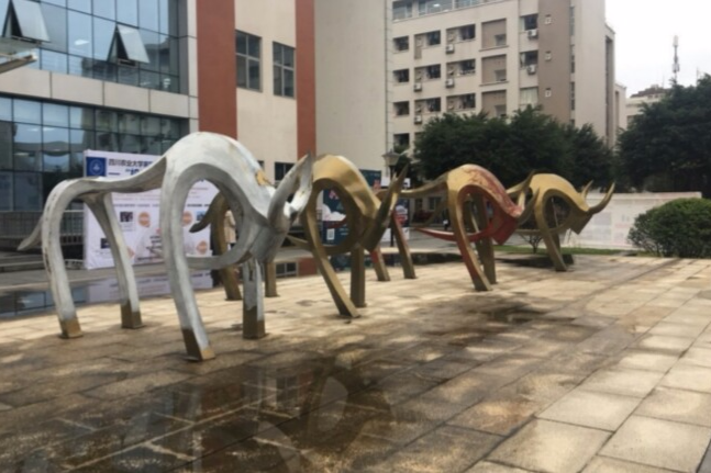 川農牛(四川農業大學的銅質耕牛雕塑) 川農牛(四川農業大學的銅質耕牛雕塑)