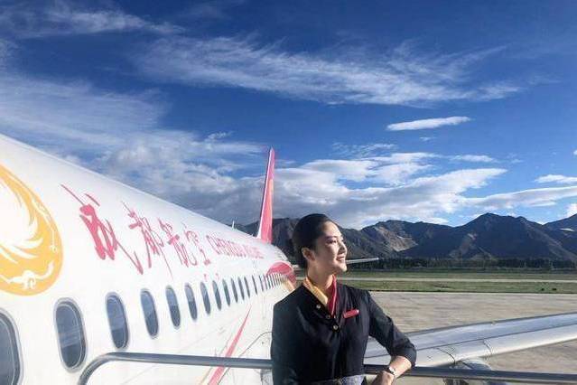 王蕾(成都航空乘務長) 王蕾(成都航空乘務長)