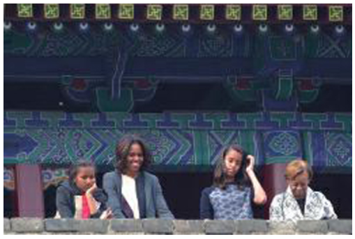 米歇爾和母親及兩個女兒在西安城牆上