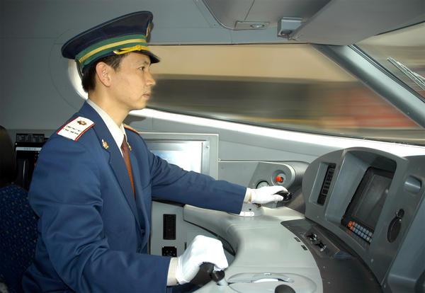 李振修(鄭州鐵路局鄭州機務段客運車間動車指導組第一乘務組乘務組長) 李振修(鄭州鐵路局鄭州機務段客運車間動車指導組第一乘務組乘務組長)
