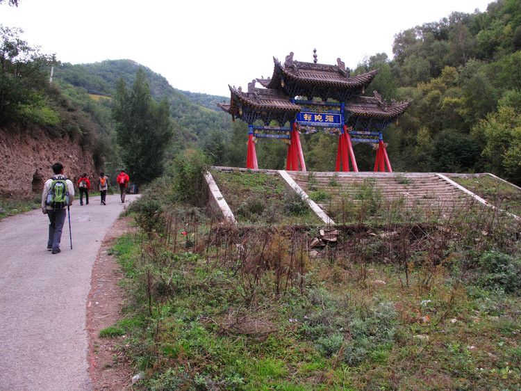 爛泥溝村(雲南宜良縣南羊鎮下轄村) 爛泥溝村(雲南宜良縣南羊鎮下轄村)