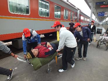 2011年10月26日，人們幫助張大勇準備登上K758次列車
