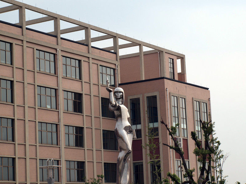 海高校內雕像