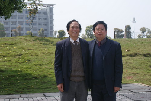 陳書良教授（左一）