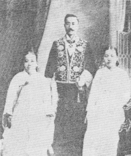 尹致昊與其母及其妻白梅麗的合影（1907年）