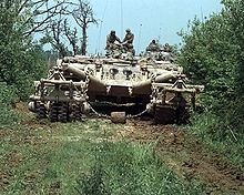 一輛美洲豹遙控地雷清除車放下清除輪（波士尼亞 1996/5/16）