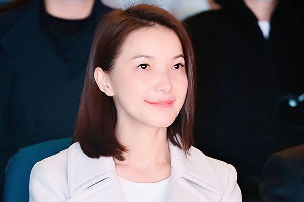 羅艷(廈門市政協委員、廈門市音協副主席、廈門閩南大戲院管理有限公司執行董事、總經理,音樂劇製作人) 羅艷(廈門市政協委員、廈門市音協副主席、廈門閩南大戲院管理有限公司執行董事、總經理,音樂劇製作人)