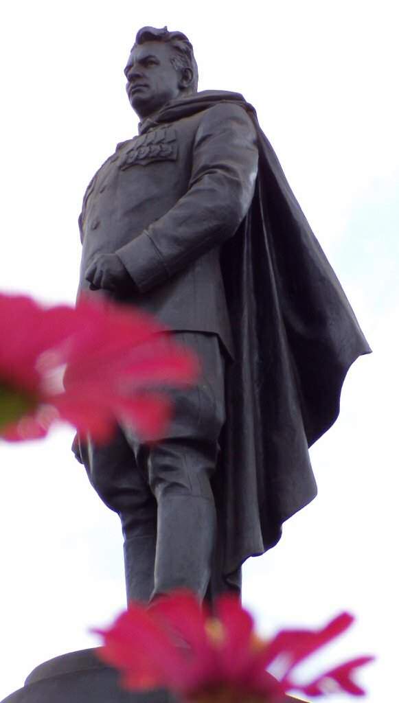 沃羅涅日市的切爾尼亞霍夫斯基全身雕像