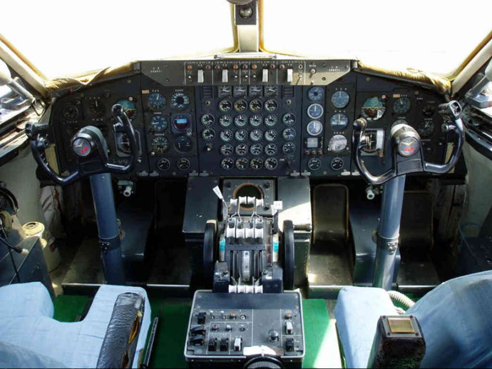 運-10駕駛艙主儀錶板