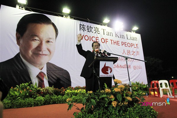 陳欽亮在民眾大會上展示他的競選標誌