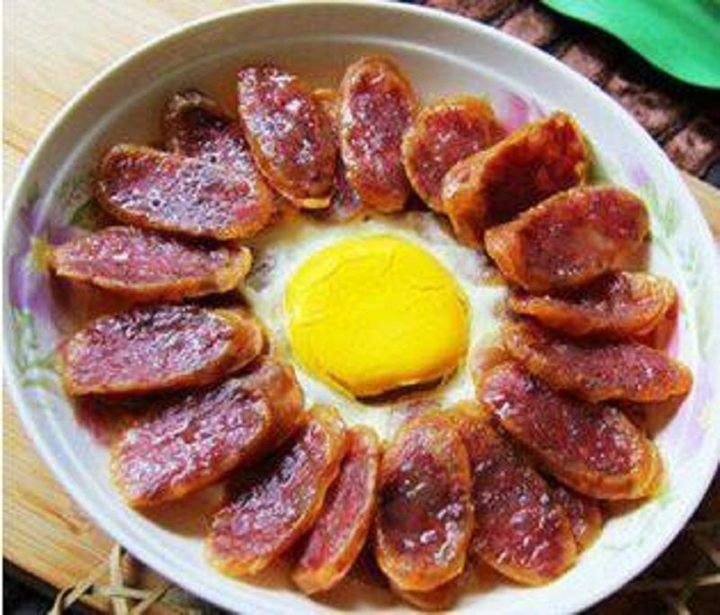 臘腸窩蛋飯 臘腸窩蛋飯