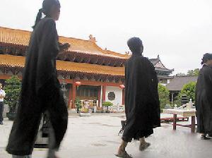 短期出家和僧人一起體驗僧侶生活