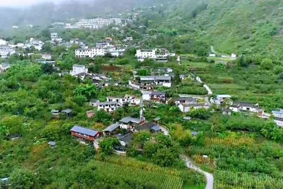 杵坭村(四川省甘孜州瀘定縣冷磧鎮下轄村) 杵坭村(四川省甘孜州瀘定縣冷磧鎮下轄村)