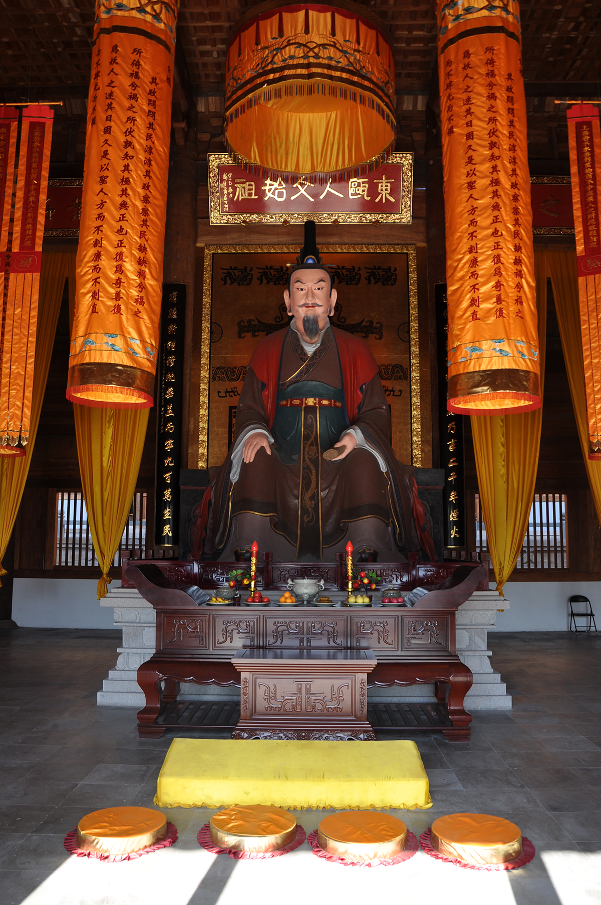 東甌王塑像
