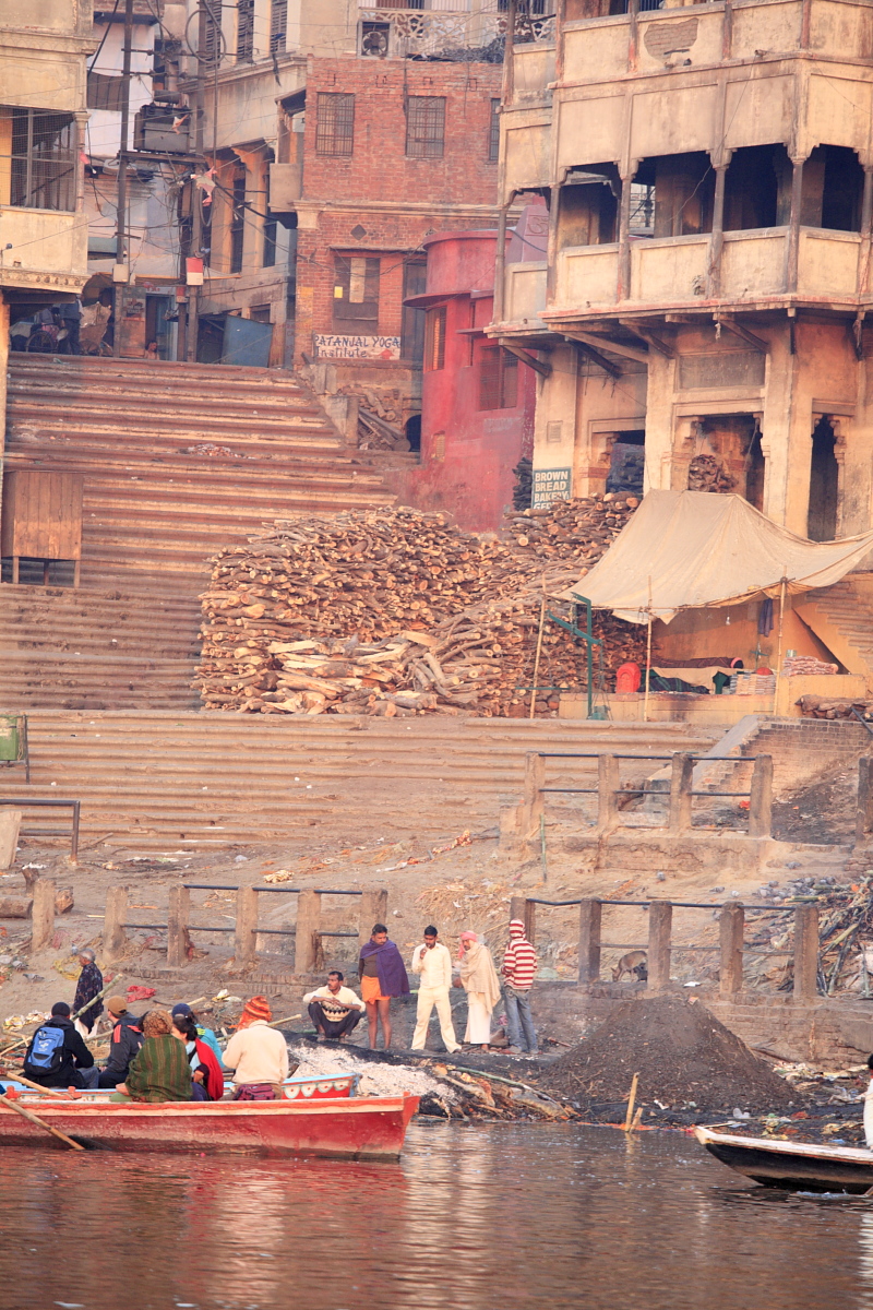 Manikarnika Ghat，石階上堆放著燒屍的木材
