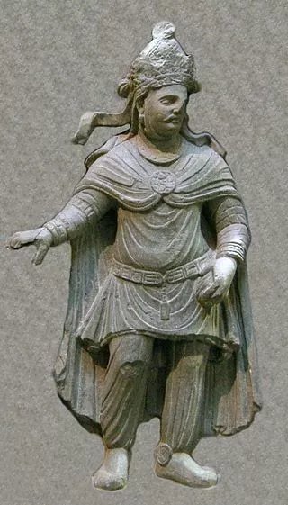 2-3世紀的貴霜貴族雕像 依然是希臘風格但服飾是伊朗風格
