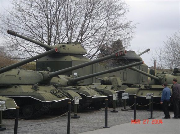 安裝兩座T-10坦克炮塔的裝甲列車