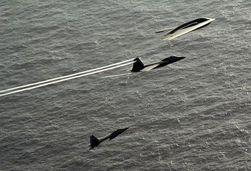 關島美軍B-2和F-22聯合突襲演練