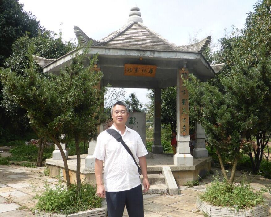 龍擁軍(貴州師範學院教授) 龍擁軍(貴州師範學院教授)