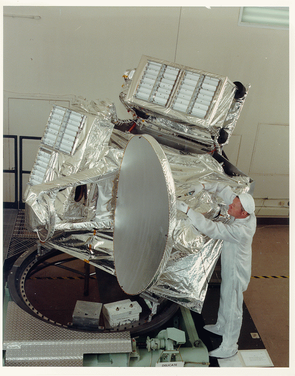 裝載入高層大氣研究衛星前的微波臨邊探測器