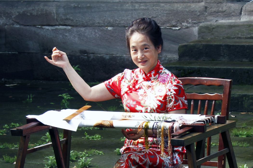 康寧(蜀繡代表性傳承人、中國工藝美術大師) 康寧(蜀繡代表性傳承人、中國工藝美術大師)