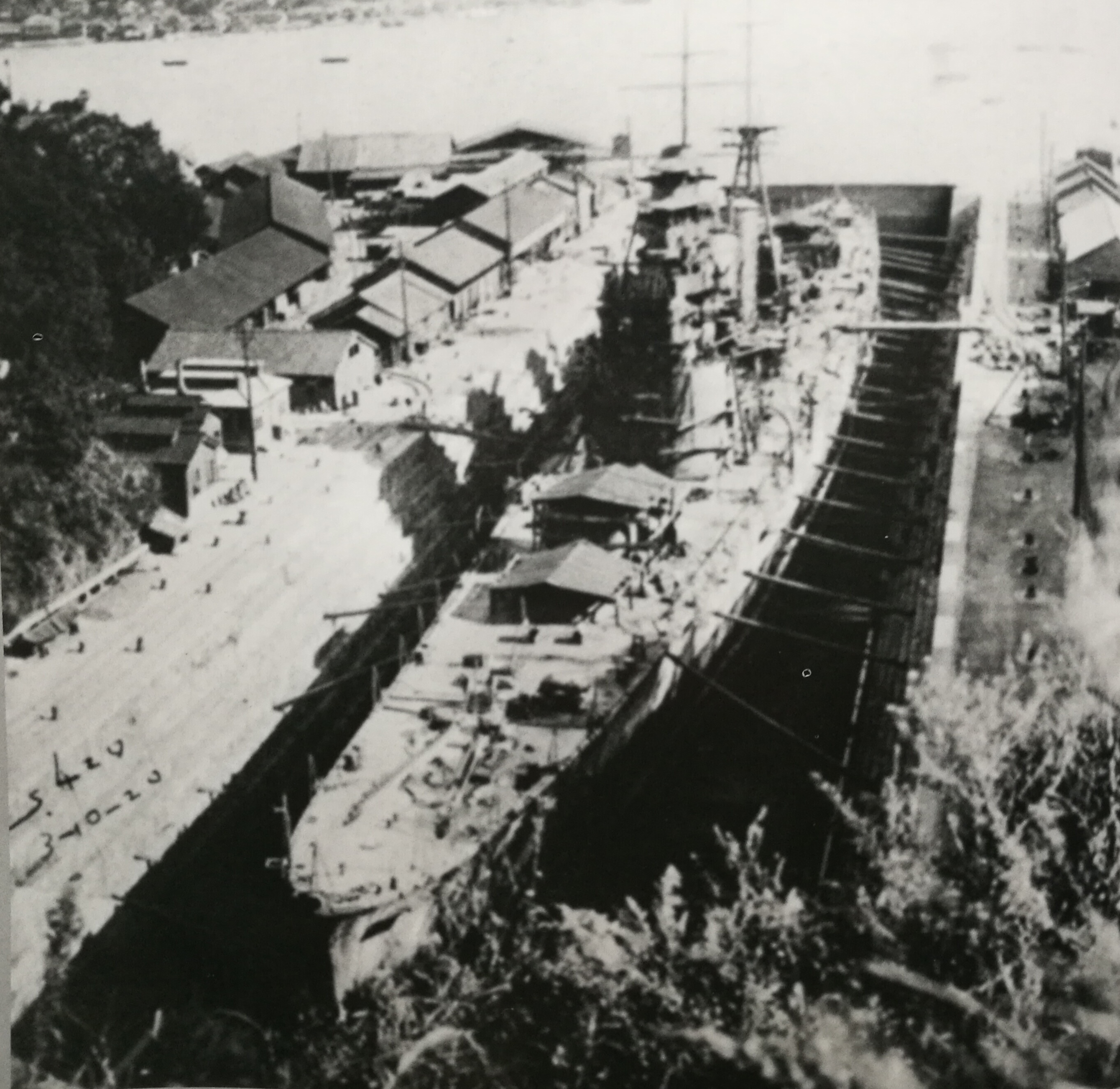 1928年在三菱長崎造船廠乾船塢建造中的的羽黑號