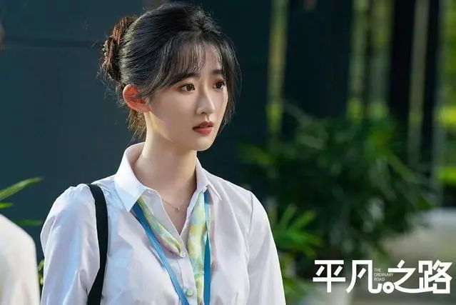 袁曉鷗(電視劇《平凡之路》中因性侵事件遭受網路暴力的女性角色) 袁曉鷗(電視劇《平凡之路》中因性侵事件遭受網路暴力的女性角色)