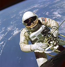 懷特成為第一個在太空中行走的美國太空人