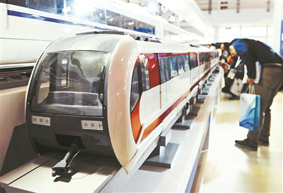 北京S1線“玲龍號”磁浮列車亮相