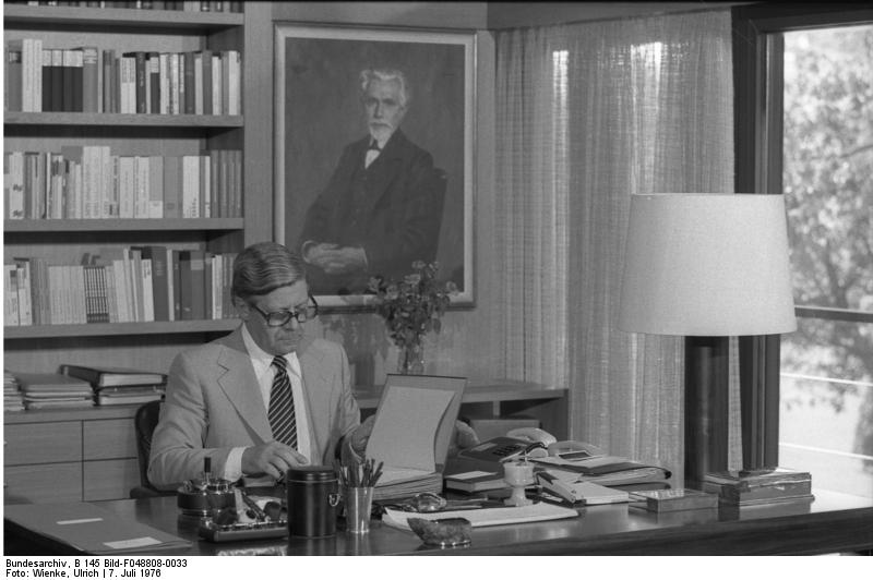 1976年施密特在他的辦公室里