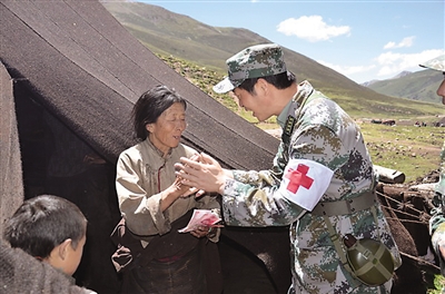 2013年8月15日昌都軍分區醫療隊到重災區米扎村巡診