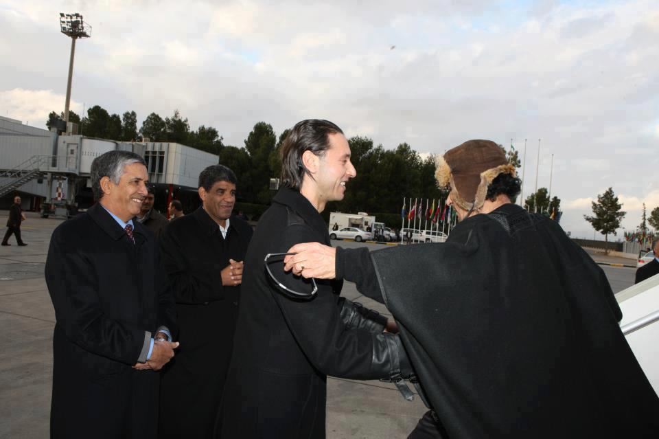 阿卜杜拉·塞努西(左二)恭迎卡扎菲、穆塔西姆父子（右一、右二）