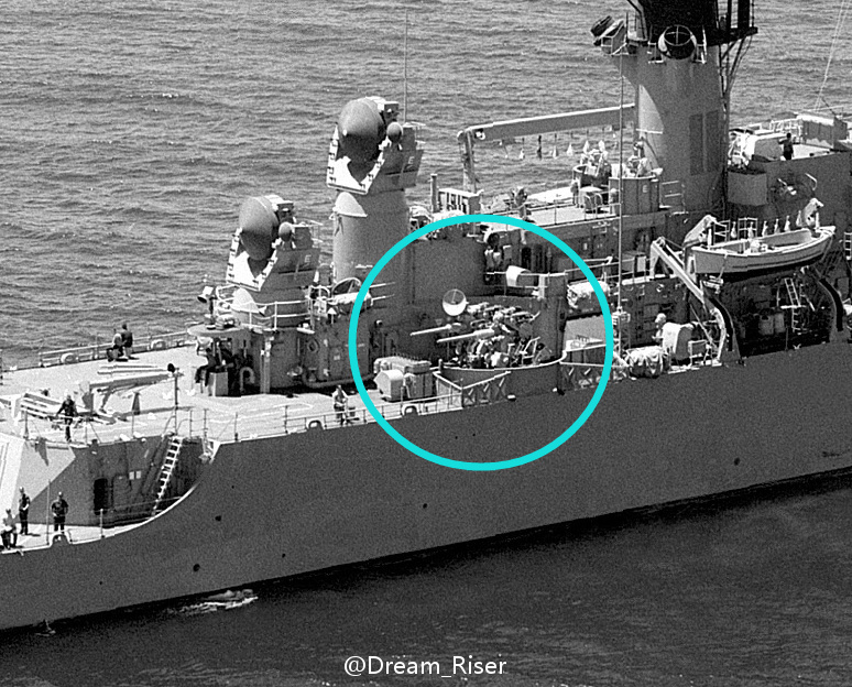 舷側的MK33雙聯76炮，後被拆除