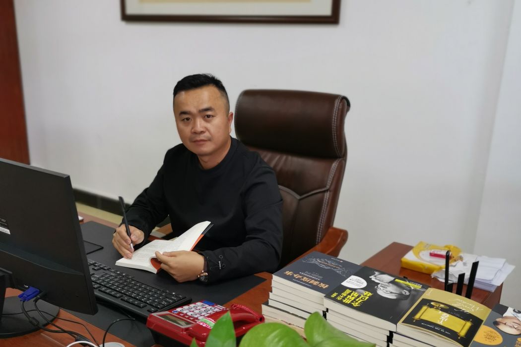 梁文杰(四會市工藝美術協會會員) 梁文杰(四會市工藝美術協會會員)