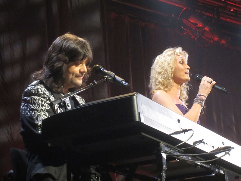 2013年的羅伯特·威爾斯與歌手Maria Sköld