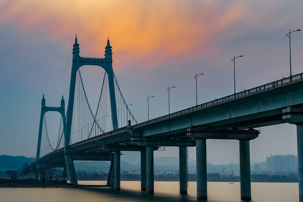 湘江三汊磯大橋呈西南至東北方向布置