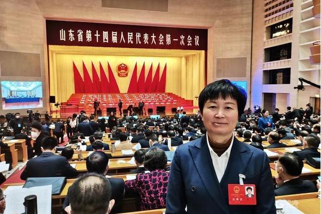姜波(山東省人大代表、青島地平線蔬菜專業合作社理事長) 姜波(山東省人大代表、青島地平線蔬菜專業合作社理事長)