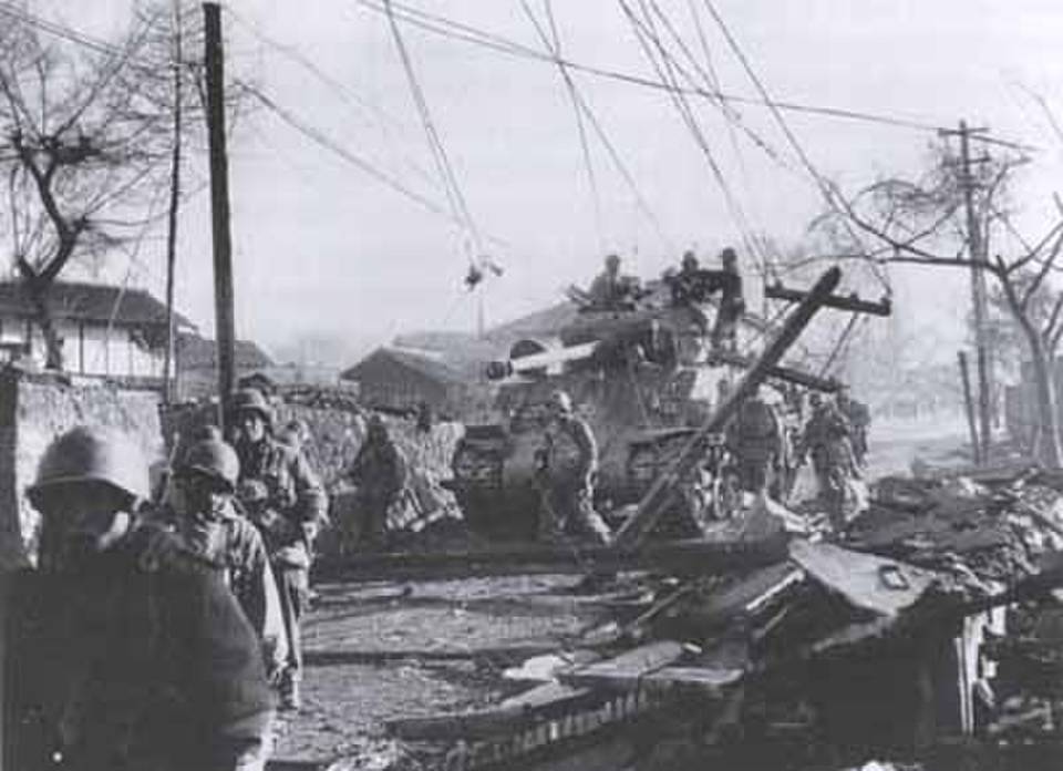 在1950年11月份向鴨綠江攻擊前進的美軍步兵和坦克