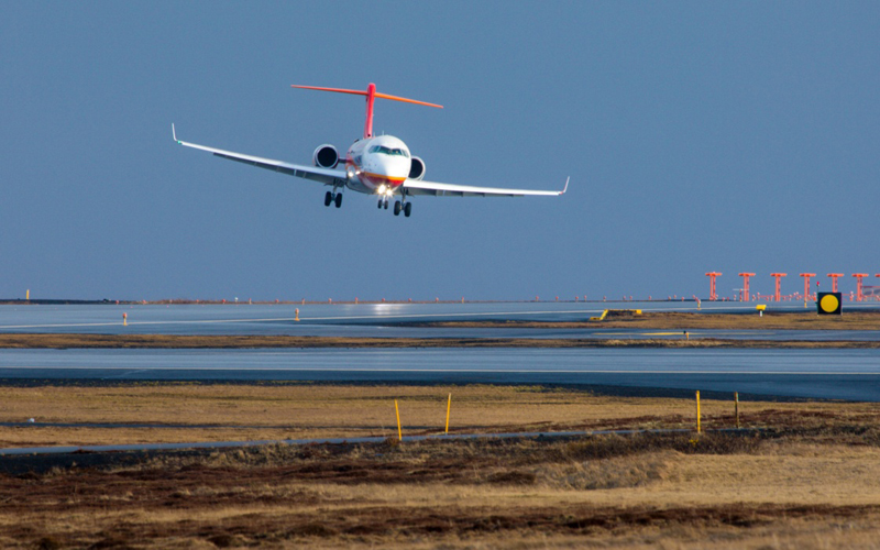 ARJ21—700飛機104架機在冰島凱夫拉維克國際機場進行試飛