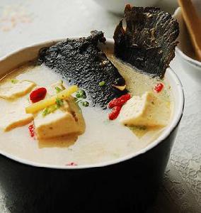 豆腐鹹魚頭湯
