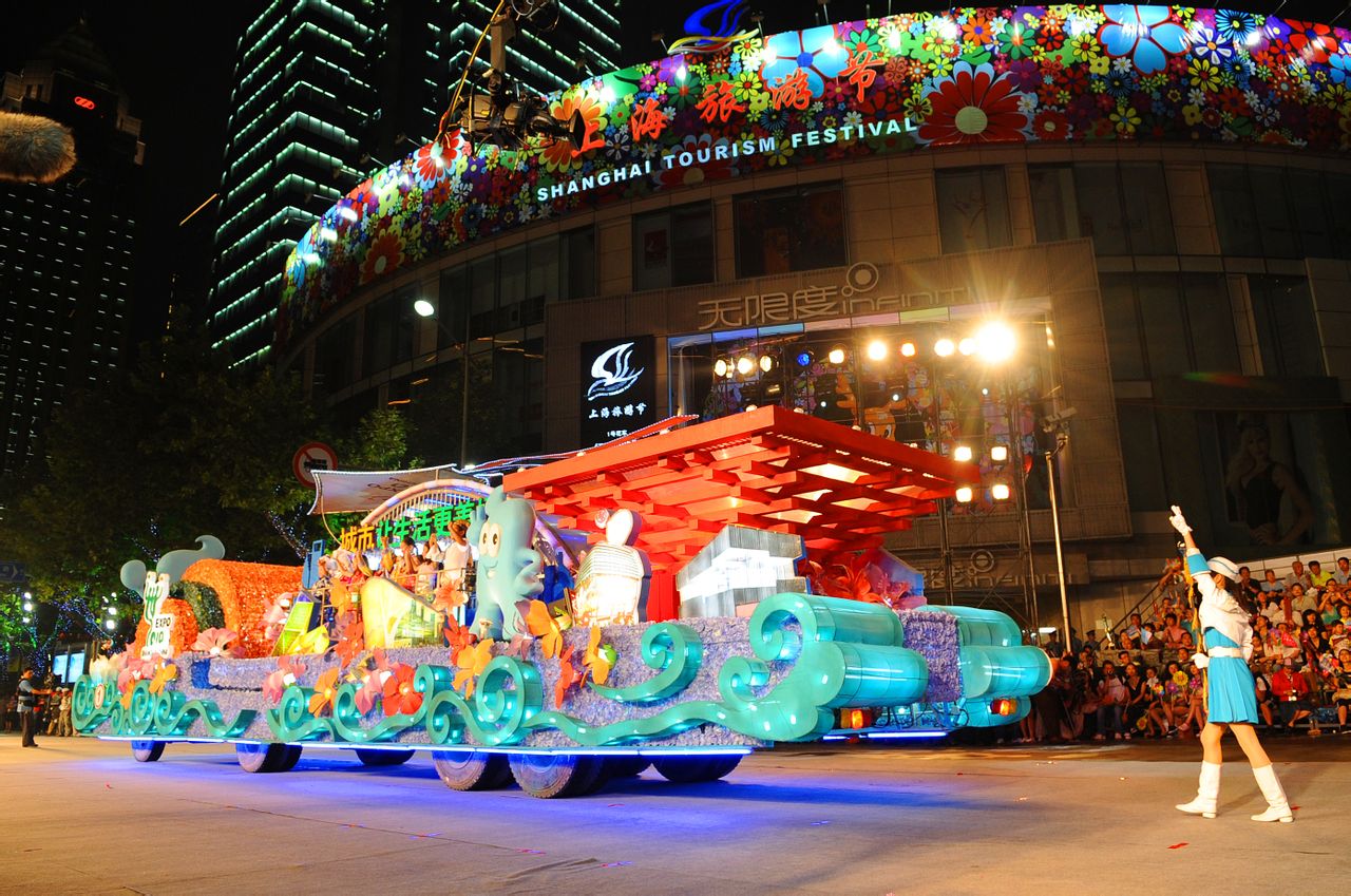 2009年上海世博會花車亮相大巡遊