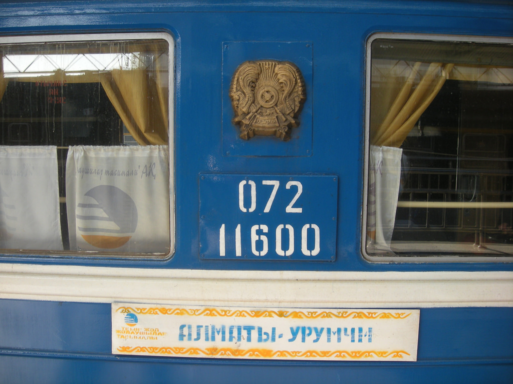 哈薩克斯坦鐵路承運的K9795/9796次列車水牌