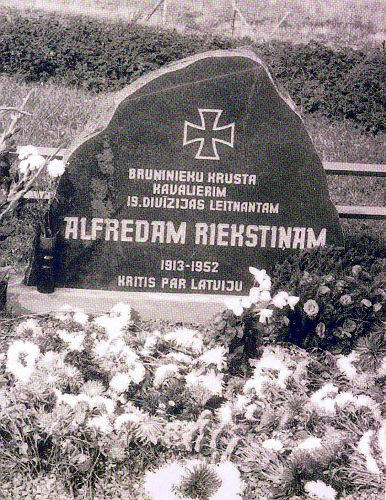 刻有萊科斯汀生卒日期（1913-1952）的石碑