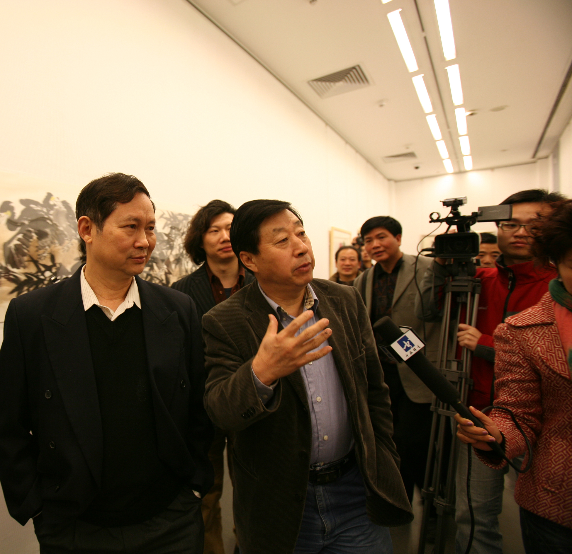 劉大為（左2）參觀湯立畫展