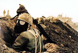 戰場上戴著防毒面具的伊朗士兵