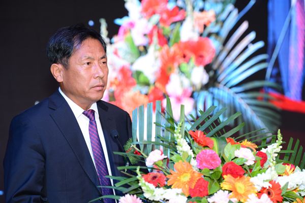 白玉亮(鄂爾多斯市一中校長) 白玉亮(鄂爾多斯市一中校長)