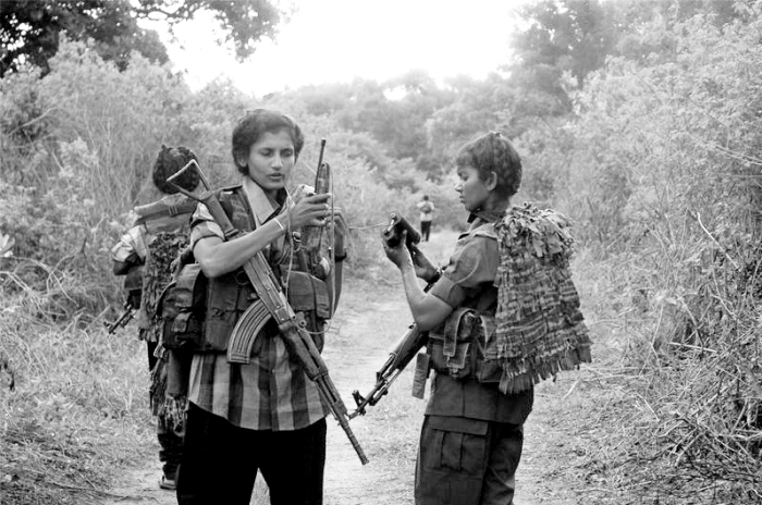 打擊猛虎組織的政府軍女兵