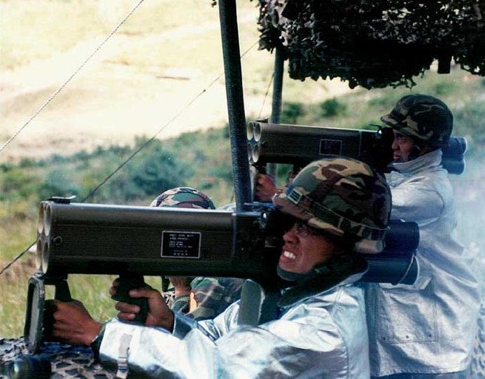 在打M202A1的南韓士兵