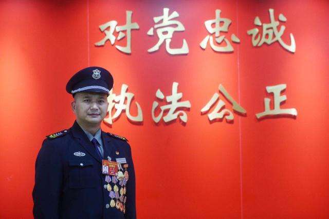 李勇(十三屆全國人大代表、首都優秀保全員) 李勇(十三屆全國人大代表、首都優秀保全員)
